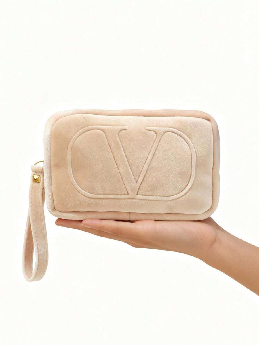 Valentino 粉色天鹅绒化妆包，可拆卸肩带腕包，饰有标志性铆钉徽标和金属拉链拉环 - 粉色 - 查看 1