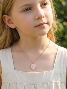 5色经典时尚小巧别致字母圆形吊坠项链，适合儿童佩戴，是派对、街头、夏季海滩度假和日常佩戴的热门选择。