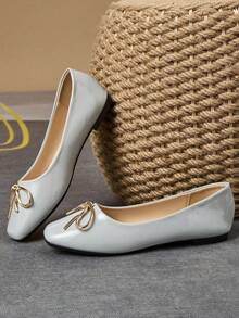Women Square Toe Ballet Flats, Light Grey Patent, Metal Bow Detail, Everyday Commuter Shoes - 淺灰色 - 查看 4