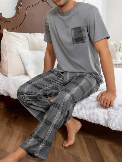 Bộ đồ ngủ nam nhẹ nhàng, thoải mái, gồm áo thun có túi màu xám và quần short kẻ caro, thích hợp cho mùa xuân/hè.