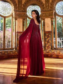 Faeriesty 奢华串珠长款礼服 - V 领修身胸衣，肩部至手腕饰以璀璨水钻，垂坠披肩领，A 字裙摆配优雅拖尾 - 是正式晚宴、红毯活动、婚礼和高档派对的理想之选。春季派对必备 - 酒紅色 - 查看 5