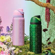 OWALAo 32oz Free.Sip Wickeds For Goods Special Limited Edition Stainless Steel Water Bottle With Straw. From Bubble To Broomstick, Two Legends Unite. Pearlescent Pink Shimmers With Goodness. Emerald Green Sparkles With Power. Together, They Turn Everyday Hydration Into Something Extraordinary. Suitable For Sports, Outdoor Activities, Travel, And Student Sports Water Cup. 32oz(945ml). - 32oz/945ml - 查看 1