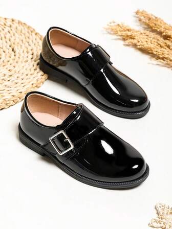 男童活力真皮鞋，仿石纹镜面材质，魔术贴搭扣，时尚纽扣装饰，适合日常玩耍和上学穿着。