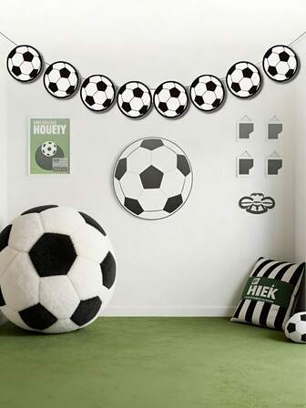 8 款足球主题横幅装饰 - 黑白足球设计，适合男孩女孩派对、日常装饰横幅，是足球主题派对装饰的完美之选。对于热爱足球的人来说，这简直太棒了，也是生日派对装饰用品的理想之选。