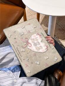 1个透明亚克力笔记本电脑保护壳，饰有心形、蝴蝶结和小熊图案，轻巧防指纹，提供全方位保护，带有3D散热孔，适用于Air13 2025/Pro 16 M4/M3/M2/Air13 2020 M1，是学习和工作的必备品。