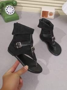 Đôi sandal mùa hè thời trang dành cho bé gái này có thiết kế cổ cao, khóa kéo ở gót và quai hở ngón, mang đến vẻ ngoài sành điệu và thanh lịch, là sự lựa chọn hoàn hảo cho các bé gái tham dự các bữa tiệc. - màu đen - Xem 3
