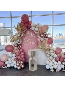 35 piezas de globos de látex en colores rosa dorado, rosa, beige y blanco con acabados brillantes y metálicos. Son adecuados para cumpleaños, bodas, compromisos, despedidas de soltera, eventos de revelación de género y baby showers. Estos globos se pueden usar para decoraciones de fiestas DIY o como accesorios para fondos fotográficos. - Retro rosa y blanco - Ver 9