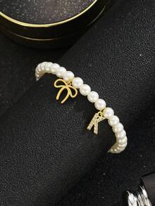 1 pieza Brazalete de perlas ABS elegante y de moda con decoraciones de lazo y colgante con letra, accesorio de joyería para niños, decoración para fiesta de cumpleaños - Blanco - Ver 3
