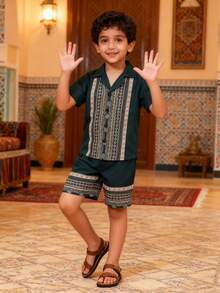 2 件套年轻男孩休闲运动数码印花开衫衬衫短袖和短裤套装，适合日常穿着和假期