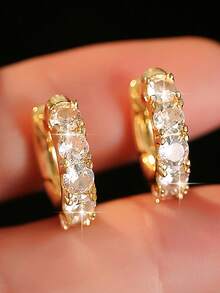 一对镶嵌圆形立方氧化锆的奢华经典耳环，适合女性在节日、婚礼、订婚、周年纪念日等场合佩戴，是理想的珠宝礼物。 - 金黃色 - 查看 7