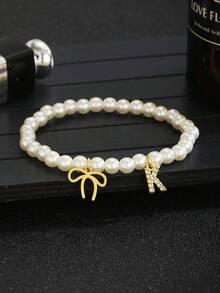 1 pieza Brazalete de perlas ABS elegante y de moda con decoraciones de lazo y colgante con letra, accesorio de joyería para niños, decoración para fiesta de cumpleaños - Blanco - Ver 2