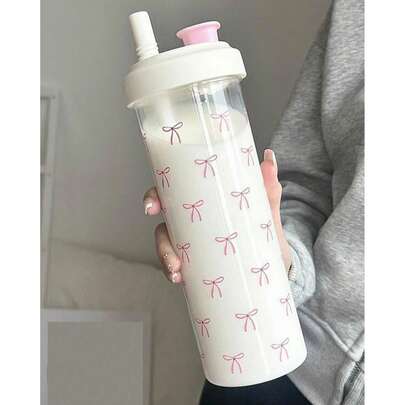 这款700毫升容量的极简粉色水瓶，饰有蝴蝶结图案，宛如一颗珍珠奶茶杯，是女性和学生旅行或日常使用的理想之选。也适合户外活动和健身。这款耐用的水瓶是日常补水或在健身房、厨房等各种场合使用的完美选择。也是开学季的必备单品。
