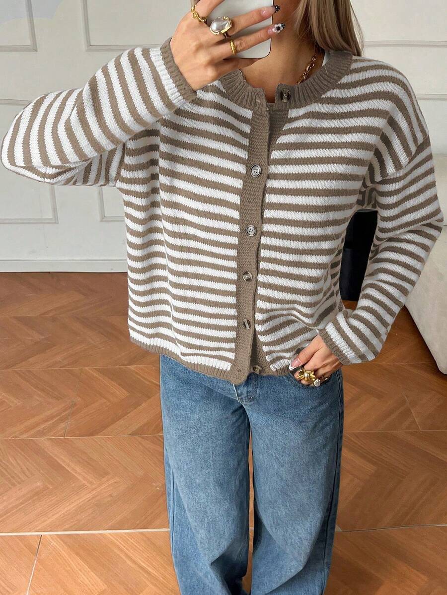 Sylvia 女士复古宽松撞色条纹圆领长袖开衫，柔软针织面料，休闲百搭，适合通勤、旅行、咖啡馆、下午茶、新年、情人节等场合。 - 彩色 - 查看 1