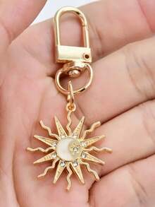 这款向日葵主题钥匙扣饰有太阳、月亮和星星图案。可用作钥匙扣、背包挂饰、车钥匙链、包包挂饰、装饰品、耳机盒配件、包包吊坠、包链等。是生日、公司聚会、婚礼、节日、送给女性朋友和姐妹、新年家庭聚会的完美小礼物。 - 彩色 - 查看 6