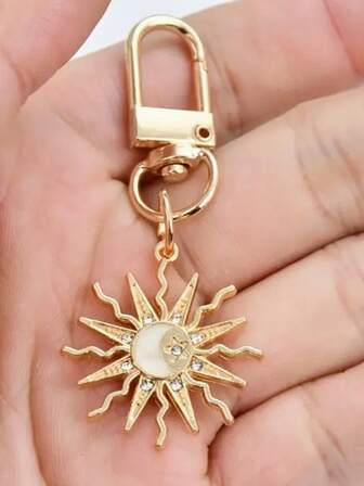 Nyckelring med solros-tema och motiv av solen, månen och stjärnorna. Lämplig som nyckelring, ryggsäcksberlock, bilnyckelring, väskberlock, dekorativt föremål, hörlursfodral, väskhängen, väskkedja, väsktillbehör. Perfekt liten present till födelsedagar, företagssammankomster, bröllop, helgdagar, kvinnliga vänner och systrar, nyårsfamiljesammankomster.
