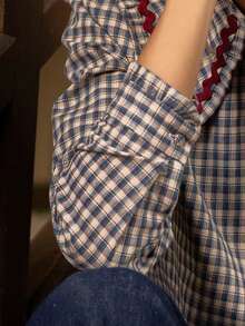 Camisa de primavera con botones, dobladillo plisado y ribete de contraste con estampado a cuadros - Caqui - Ver 3