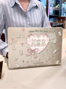1个透明亚克力笔记本电脑保护壳，饰有心形、蝴蝶结和小熊图案，轻巧防指纹，提供全方位保护，带有3D散热孔，适用于Air13 2025/Pro 16 M4/M3/M2/Air13 2020 M1，是学习和工作的必备品。