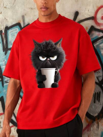 Gato  de pelaje oscuro con expresión seria sujetando una gran taza transmitiendo un estilo humorístico y sarcástico ideal para quienes aman el café y los felinos camiseta de hombre 100% algodón casual cómoda y transpirable