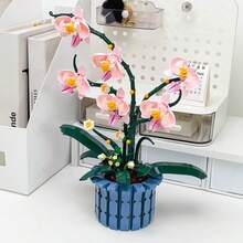 1000+ bucăți blocuri de construcție cu flori Phalaenopsis roz, decor elegant cu blocuri de construcție cu flori Phalaenopsis, set de blocuri de construcție DIY pentru adulți, petale roz cu ghiveci albastru, culori vibrante atrag atenția, afișând farmec și eleganță misterioasă. Îmbinări flexibile ale petalelor, potrivite pentru decorul cu blocuri de construcție DIY la întâlniri, decor pentru casă sau birou, Ziua Îndrăgostiților, Anul Nou, cadouri de ziua de naștere, mici cadouri pentru a-și exprima afecțiunea, alegere excelentă pentru prietenă și mamă. - Multicolor - Vizualizare 2