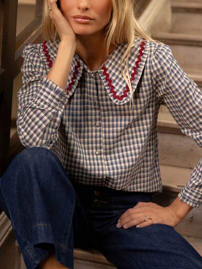 Camisa de primavera con botones, dobladillo plisado y ribete de contraste con estampado a cuadros