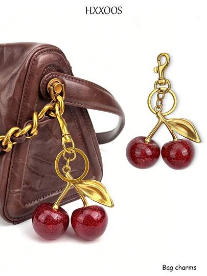 HXXOOS قلادة كرز واحدة، قلادة كريستال كرز كبيرة جديدة، قلادة سلسلة مفاتيح، تميمة كرز لامعة مع مشبك، مناسبة للحقائب، إكسسوار من الراتنج اللامع والمعدن، مناسبة لمحافظ السيدات، الحقائب اليدوية، الحقائب المدرسية، مناسبة للفتيات الشابات، السيدات العاملات، طالبات الجامعة، هدية عيد ميلاد