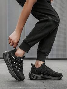 男士全黑拼接银线装饰网面舒适运动鞋，户外日常通勤休闲运动鞋 - 黑色 - 查看 11