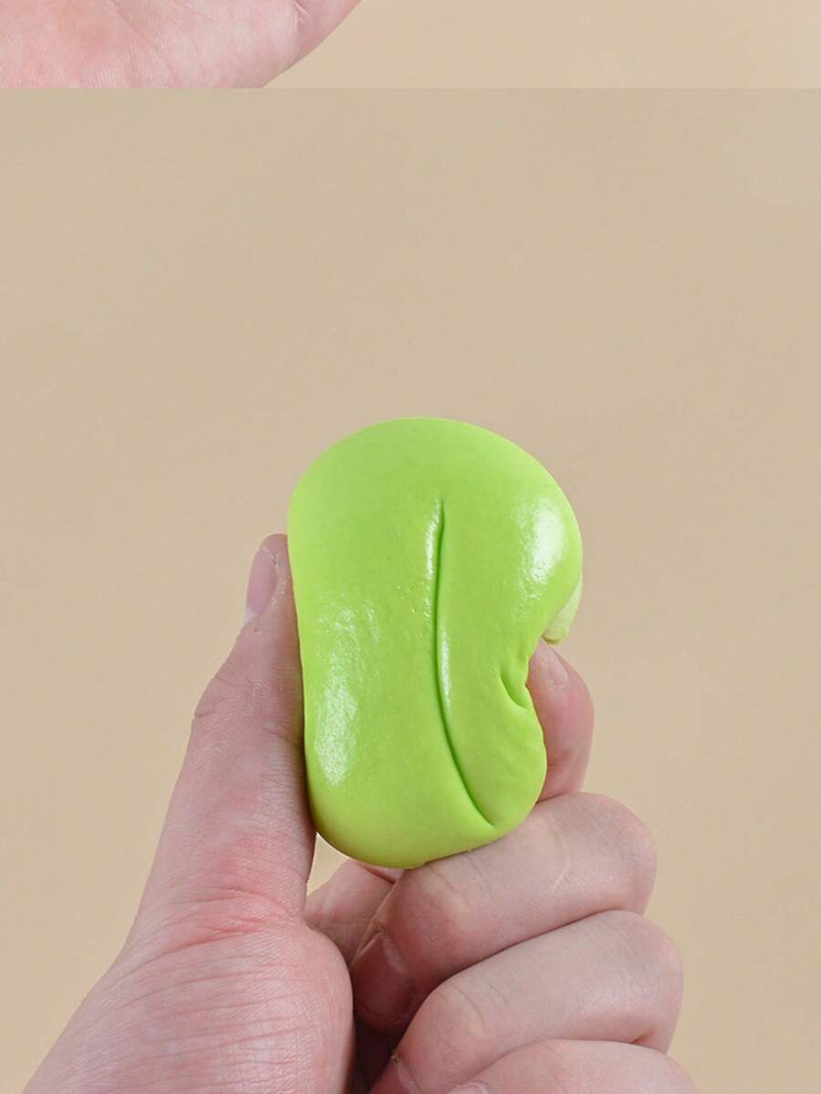 全新草莓慕斯蛋糕，具有慢回弹效果，质地柔软粘稠，带来极致放松体验。这是一款减压玩具，挤压时会轻轻回弹，有助于缓解压力、释放情绪，逼真地还原了粘稠的面包和蛋糕口感。