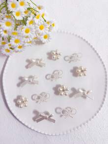 12 chiếc kẹp giày hình nơ, hoa, ngọc trai màu ngà voi để trang trí DIY, phụ kiện kẹp giày đa năng phù hợp với dép xăng đan, dép lê, túi đi biển của nữ, thích hợp làm quà tặng ngày lễ và sinh nhật. - trắng - Xem 1