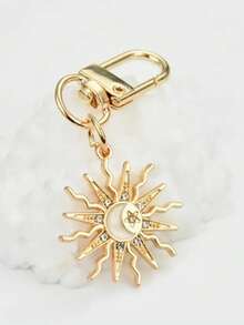 这款向日葵主题钥匙扣饰有太阳、月亮和星星图案。可用作钥匙扣、背包挂饰、车钥匙链、包包挂饰、装饰品、耳机盒配件、包包吊坠、包链等。是生日、公司聚会、婚礼、节日、送给女性朋友和姐妹、新年家庭聚会的完美小礼物。 - 彩色 - 查看 5