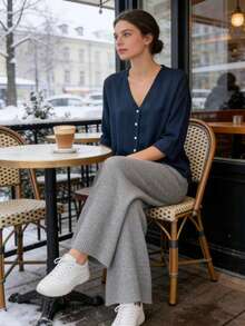 单件纯色休闲粘胶纽扣衬衫，适合假日、办公室、居家、日常、约会、返校、旅行、早午餐、机场等场合，春夏秋季均可穿着，无弹力，凉爽轻盈，日常居家办公粘胶七分袖V领休闲衬衫 - 深色水洗藍 - 查看 2