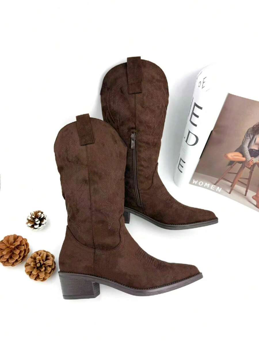 Elegant Women's Cowboy Boots With A Zipper, 5 Cm Heel, Khaki Brown Color, Perfect For Casual And Seasonal Looks. Made Of Suede-Like Material, Soft To The Touch And With A Western Style Finish. Ideal To Combine With Jeans, Dresses Or Skirts, Adding A Modern And Versatile Touch. - 棕色 - 查看 1