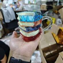 3D立体书本造型咖啡杯/叠层书玻璃杯——送给文学爱好者的礼物，一款献给书虫、读者、作家以及所有爱书之人的艺术咖啡杯。独特的书本造型桌面杯，适合作为礼物送给女士、母亲、朋友、女友和男友。生日、婚礼、周年纪念日、情人节、感恩节和新年惊喜礼物的完美之选。这款咖啡杯近乎完美无瑕。