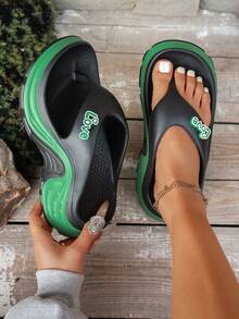 1双女士EVA材质凉鞋，字母人字带，黑绿撞色设计，舒适厚底坡跟，适合日常休闲穿着及室内/室外场合。 - 黑色 - 查看 2