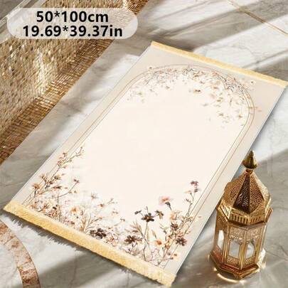 一件浅金花卉穹顶，饰以浅金花卉底座和镀金穹顶花卉图案，融合了拱形元素的建筑风格。色调高贵庄重，与仪式的神圣氛围相得益彰。穹顶和卷草纹饰均为经典艺术元素，传递出神圣优雅的气息，属于礼仪用品。