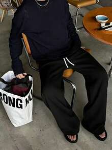 男士宽松休闲运动裤，纯色阔腿设计，抽绳腰带，大口袋，适合日常步行、工作、旅行等各种场合。采用涤纶面料，轻盈舒适，版型宽松。 - 黑色 - 查看 6