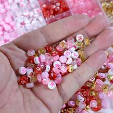 一盒28套粉色、红色、白色和金色字母珠子和心形亚克力珠子 - 首饰制作套装 - 适用于首饰DIY、手工手链、项链和其他工艺品 - 字母珠 - 查看 5