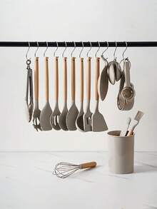 12件套硅胶烹饪用具套装，包括防刮铲、汤勺、汤匙、食物夹、刷子、打蛋器、夹子；木柄不粘锅具，多功能防刮烘焙厨房小工具，不粘耐热易清洗，可用洗碗机清洗，现代厨房用品，节日送礼佳品！ - 彩色 - 查看 12