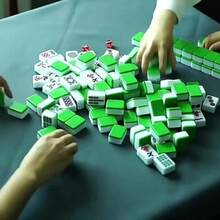 豪华专业麻将套装 - 经典中国麻将游戏，采用优质PVC材质，专为麻将爱好者设计。为成人提供策略性社交娱乐，是派对、婚礼、晚宴、生日庆祝、团体活动、家庭聚会和旅行的理想之选。一款令人愉悦的成人桌游，适合派对，也是情侣间的浪漫活动。完美礼品之选！ - 彩色 - 查看 7