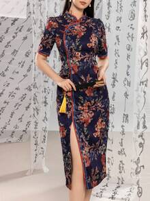 Áo sườn xám truyền thống dành cho nữ, thiết kế cổ đứng, cài cúc phía trước, viền tương phản, họa tiết hoa toàn thân, dáng ôm sát, thích hợp cho các dịp trang trọng như dạ hội, đám cưới, lễ hội, sự kiện thảm đỏ và tiệc tùng. - Màu xanh hải quân - Xem 5