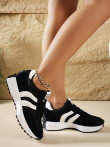 女士低帮厚底运动鞋，系带圆头，休闲风格，减震橡胶鞋底，四季皆宜，人造革和织物鞋面，适合搭配牛仔裤、连衣裙和职业装。 - 黑色 - 查看 4