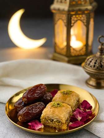 One Golden Shiny Gold Plate, A Traditional Middle Eastern Festival Light Luxury Style High Gloss Metal Texture Circular Dining Plate, Equipped With Smooth Reflective Surface Details, With Dual Functions Of Food Storage And Plate Decoration