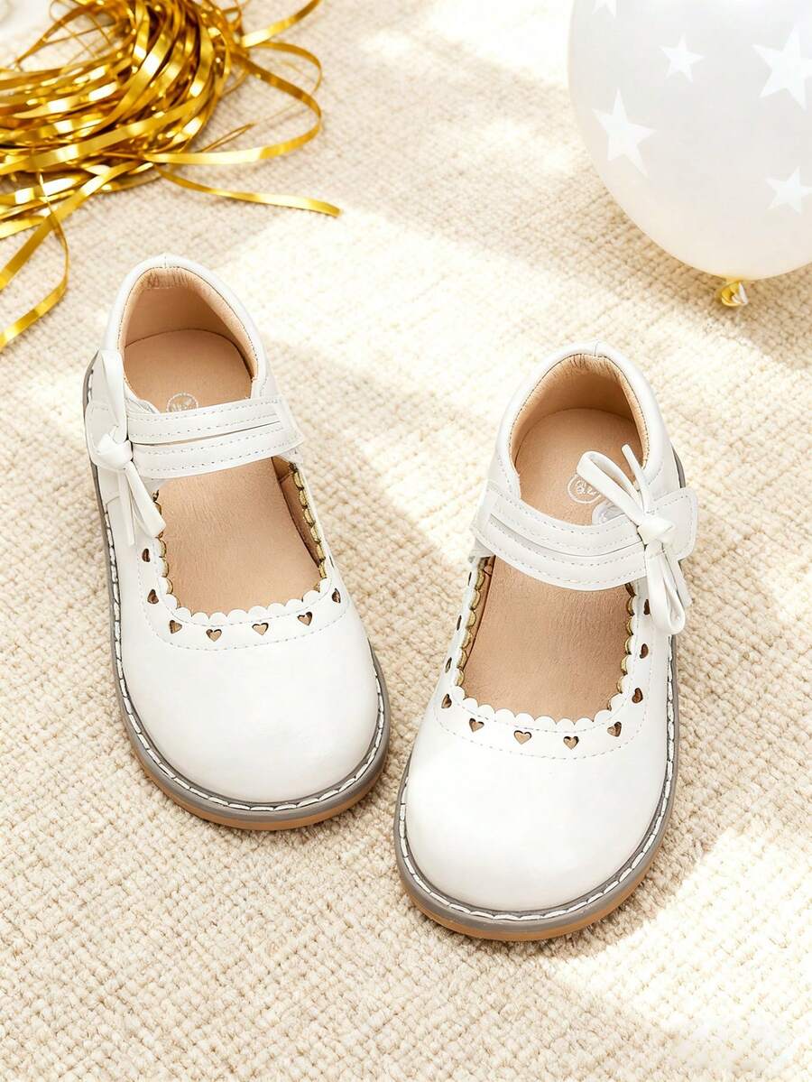 A Pair Of White Shoes With Bow - Leather Shoes,Oxford Shoes,Loafer Shoes,Flat Shoes Kids Shoes,Shoes,Girls Shoes,Girl Shoes,Zapatos De Niña,Toddler Girl Shoes,Kid Shoes,Zapatos Para Niñas,Shoes For Girls,Zapatos De Niño,Zapatos,Zapatos Para Niña,Kids,Shoes Kids,Zapatos De Niñas,Zapatos Para Niños,Little Girl Shoes,Zapatos Niña,Zapatos De Niños,Girls Dress Shoes,Girls,Flats,Zapatos Niñas,Toddler Girl,Shoes Girls,Loafers For Toddler & Little Girls & Little Boys | Ideal For School Day,Field Trip,After-School Playdate,Birthday Party,Family Brunch,Picnic,Church Service,Holiday Gathering,Art Class,Library Visit,Park Stroll,Weddings,Outings,Special Occasions,Christmas,New Year Celebrations - 5323白色 - 查看 1
