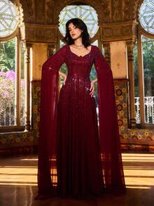 Faeriesty 奢华串珠长款礼服 - V 领修身胸衣，肩部至手腕饰以璀璨水钻，垂坠披肩领，A 字裙摆配优雅拖尾 - 是正式晚宴、红毯活动、婚礼和高档派对的理想之选。春季派对必备 - 酒紅色 - 查看 11