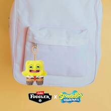 Spin Master 授权联名款海绵宝宝5英寸钥匙扣，包含海绵宝宝/派大星/小蜗/章鱼哥/痞老板谢尔顿，趣味丑萌怪兽毛绒挂件，带人形牙齿的毛绒玩具，适合儿童、青少年、成人以及所有喜欢奇特毛绒玩具的粉丝收藏的包包挂饰。