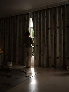 1片装优质高遮光加厚黑色金底布窗帘，饰以欢快的绵羊村庄图案，适用于男孩/女孩房、别墅、农舍、阳台、客厅、卧室，350克高密度窗帘 - 藍色 - 查看 10