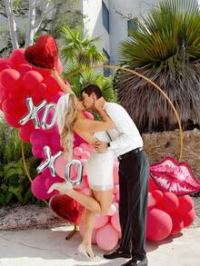 115件套婚礼气球花环套装，包含红色爱心气球、大嘴唇气球、红色、粉色、酒红色乳胶气球，适用于派对装饰、婚礼、新娘送礼会、周年纪念、生日派对、蝴蝶结装饰、情人节、拍照道具、公主主题生日派对、单身派对、粉色主题生日派对、红色主题生日派对等场合。 - 彩色 - 查看 5