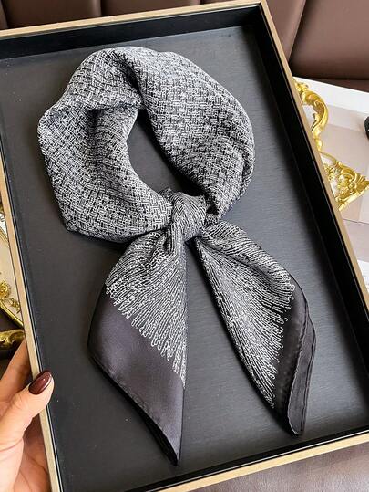 1 chiếc khăn vuông 27,6 inch (khoảng 7.6cm) họa tiết kẻ caro trang nhã, đa năng, có thể dùng làm khăn quàng cổ, phụ kiện tóc hoặc khăn che nắng cho nữ.