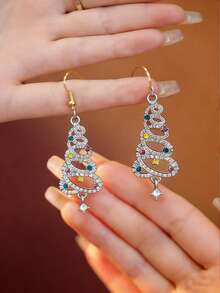 1 Pair Retro And Elegant Silver Artificial Christmas Tree Earrings Are Suitable For Ladies To Wear During The New Year Christmas, Valentine's Day, Christmas Season Weddings, Daily Occasions And The Holiday Valentine's Day