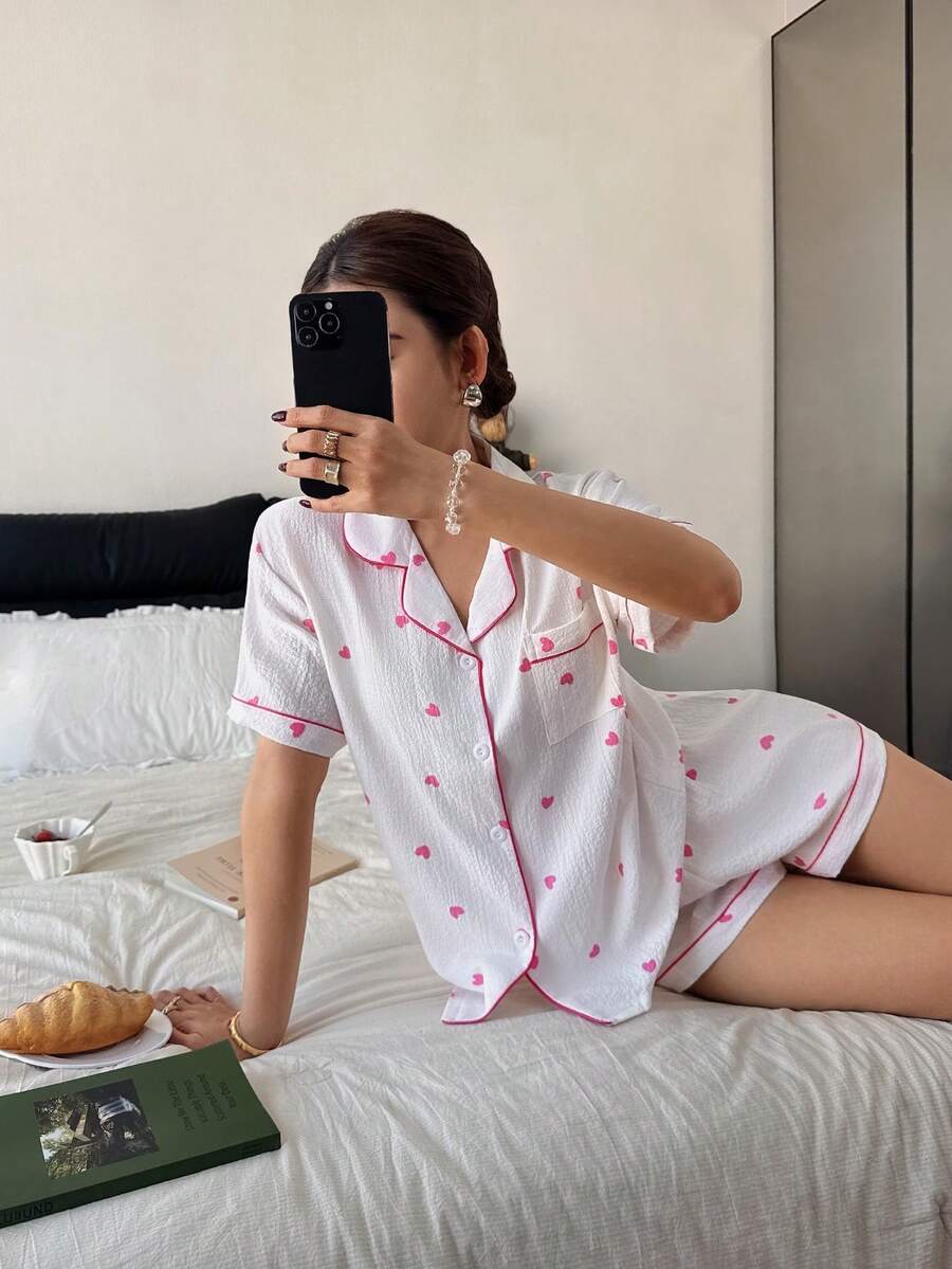 Dreamivo 2件套女士情人节粉色爱心印花夏季睡衣套装，短袖纽扣衬衫和短裤，休闲家居服 - 玫紅色 - 查看 1