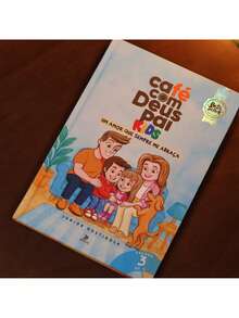 Café com Deus Pai Kids | Um Amor Que Sempre Me Abraça  | Júnior Rostirola | Vol. 3 - Livro único - Visão 3